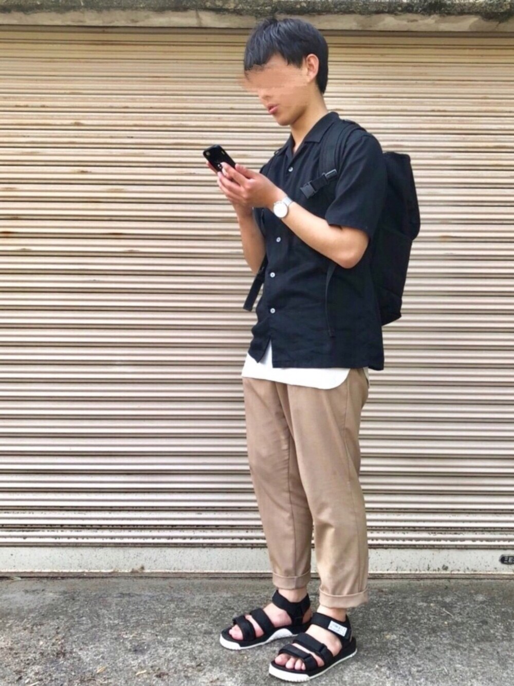 「シンプルコーデ、オープンカラーシャツ、レイヤードスタイル、テーパードパンツ、UNIQLOU、GLOBAL WORK、大学生、サンダル、げんじ、皆んなのプチプラコーデ」｜「UNIQLOのオープンカラーシャツ（半袖）（シャツ/ブラウス、ブラック系）」を使った、ぜっきーさん（メンズ・166cm）の春コーディネートの1枚目の写真