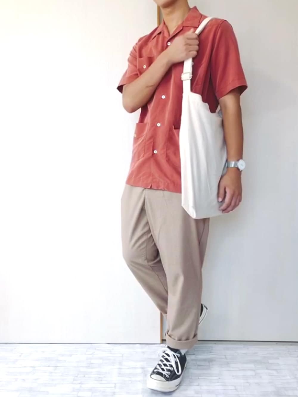 「キューバシャツ、オープンカラーシャツ、赤、THE COMMON TEMPO、ベージュパンツ、GLOBAL WORK、スニーカー、converse、トートバッグ、RAGEBLUE」｜「THE COMMON TEMPOのアイテム（シャツ/ブラウス、レッド系）」を使った、ぜっきーさん（メンズ・166cm）の夏コーディネートの1枚目の写真