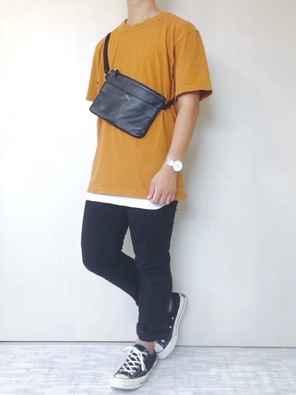 イエロー系のTシャツ/カットソー、ホワイト系のタンクトップ、ブラック系のスニーカーを着用したメンズの夏コーディネートの1枚目の写真