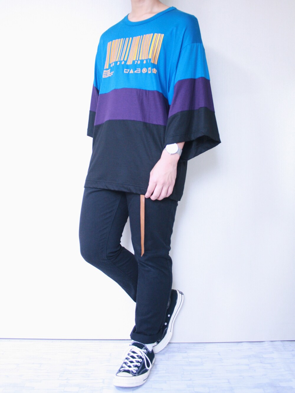 「ビックT、SHAREEF、黒スキニー、GLOBAL WORK、converse、スニーカー、ガチャベルト、SENSEOFPLACE、Vシルエット、オーバーサイズ」｜「SHAREEFの”BARCORD” EMB. SWITSHING BIG-T（Tシャツ/カットソー、ブルー系）」を使った、ぜっきーさん（メンズ・166cm）の秋コーディネートの1枚目の写真
