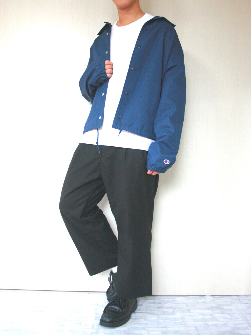 「ストリート、コーチジャケット、nikoand、Champion、白Tシャツ、GU、ワイドパンツ、LIDnM、革靴、ootd」｜「niko and...のChampion/ コーチジャケット（その他アウター、ブルー系）」を使った、ぜっきーさん（メンズ・166cm）の秋コーディネートの1枚目の写真