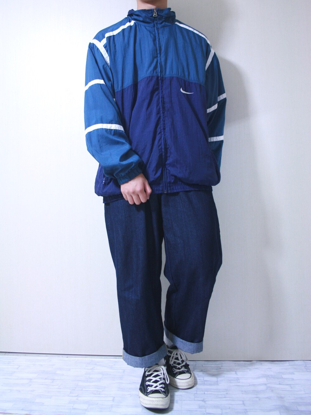 「秋服、古着、スポーツミックス、ナイロンジャケット、NIKE、ワイドパンツ、ワイドデニム、MONO-MART、converse、スニーカー」｜「MONO-MARTのワイドテーパードバルーンデニムパンツ(10oz DENIM)（デニムパンツ、ブルー系）」を使った、ぜっきーさん（メンズ・166cm）の秋コーディネートの1枚目の写真