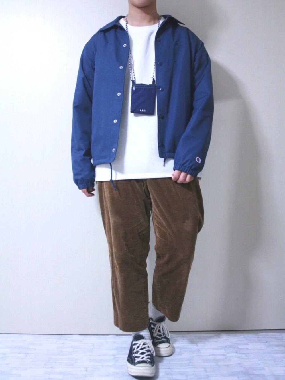 「コーチジャケット、ネイビー、niko and ...、Champion、白Tシャツ、CASPER JOHN、コーデュロイパンツ、GLOBAL WORK、スニーカー、converse」｜「A.P.C.のアイテム（ボディバッグ/ウエストポーチ、ブルー系）」を使った、ぜっきーさん（メンズ・166cm）の秋コーディネートの1枚目の写真