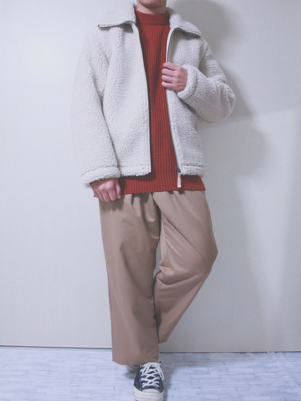 「白、ボアジャケット、UNIQLO、テラコッタ、ニット、GU、キャメル、ワイドパンツ、LIDnM、converse」｜「UNIQLOのフリースジャケット（長袖）（ブルゾン、ベージュ系）」を使った、ぜっきーさん（メンズ・166cm）の秋コーディネートの1枚目の写真