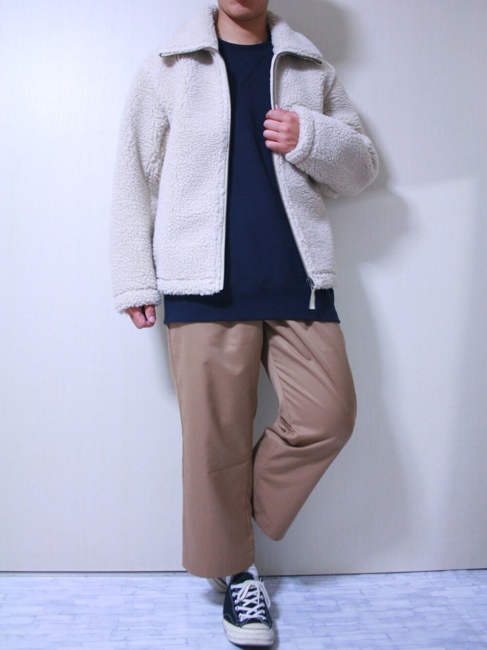 「ボアジャケット、UNIQLO、UNIQLO U、ネイビー、スウェット、GLOBAL WORK、ワイドパンツ、キャメル、LIDnM、converse」｜「UNIQLOのフリースジャケット（長袖）（ブルゾン、ベージュ系）」を使った、ぜっきーさん（メンズ・166cm）の秋コーディネートの1枚目の写真