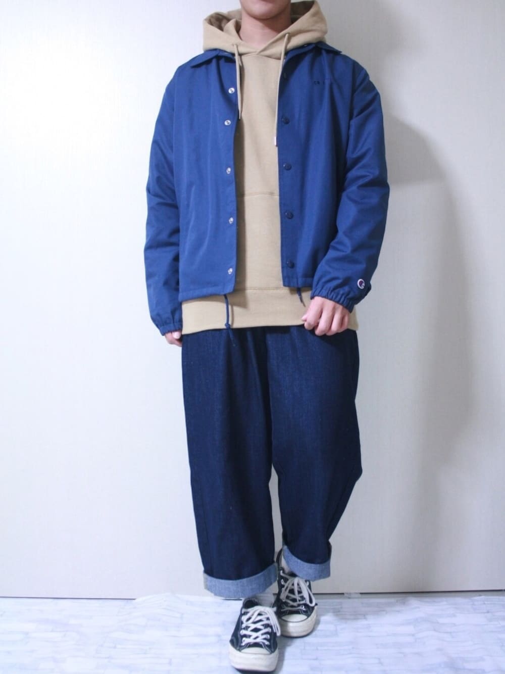 「ネイビー、コーチジャケット、niko and ...、ベージュ、パーカー、GLOBAL WORK、デニム、MONO-MART、converse、ゆるコーデ」｜「niko and...のChampion/ コーチジャケット（その他アウター、ブルー系）」を使った、ぜっきーさん（メンズ・166cm）の秋コーディネートの1枚目の写真