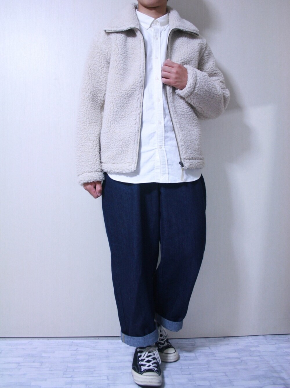 「ボアジャケット、ベージュ、UNIQLO、UNIQLO U、白シャツ、GLOBAL WORK、ワイドデニム、MONO-MART、converse、プチプラ」｜「UNIQLOのフリースジャケット（長袖）（ブルゾン、ベージュ系）」を使った、ぜっきーさん（メンズ・166cm）の秋コーディネートの1枚目の写真