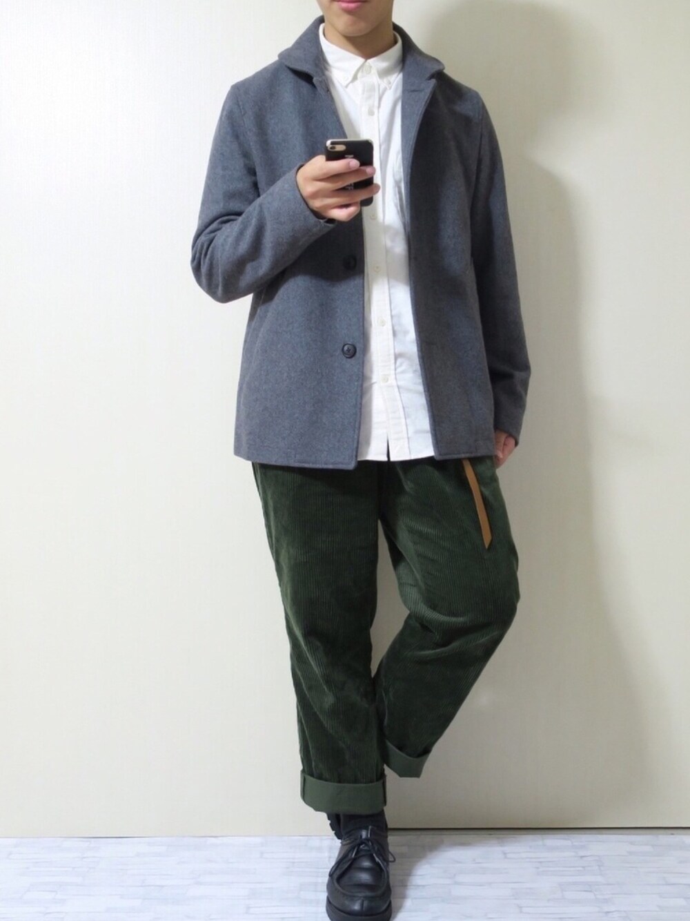 「ジャケット、白シャツ、グリーン、コーデュロイパンツ、GLOBAL WORK、ガチャベルト、SENSEOFPLACE、革靴、プチプラ、フレンチカジュアル」｜「GLOBAL WORKのブラッシュオックスフォードシャツ/801135（シャツ/ブラウス、ホワイト系）」を使った、ぜっきーさん（メンズ・166cm）の秋コーディネートの1枚目の写真
