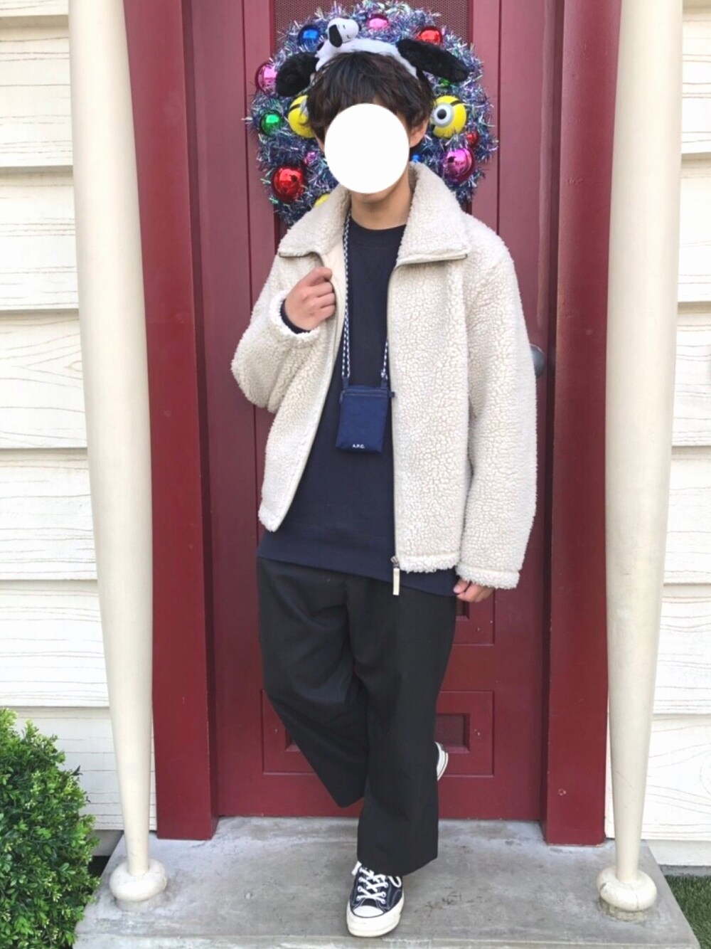 「ユニバ、ボアジャケット、UNIQLO U、ネイビー、スウェット、黒、ワイドパンツ、アイラブCONVERSE、converse、シンプル」｜「UNIQLOのフリースジャケット（長袖）（ブルゾン、ベージュ系）」を使った、ぜっきーさん（メンズ・166cm）の冬コーディネートの1枚目の写真