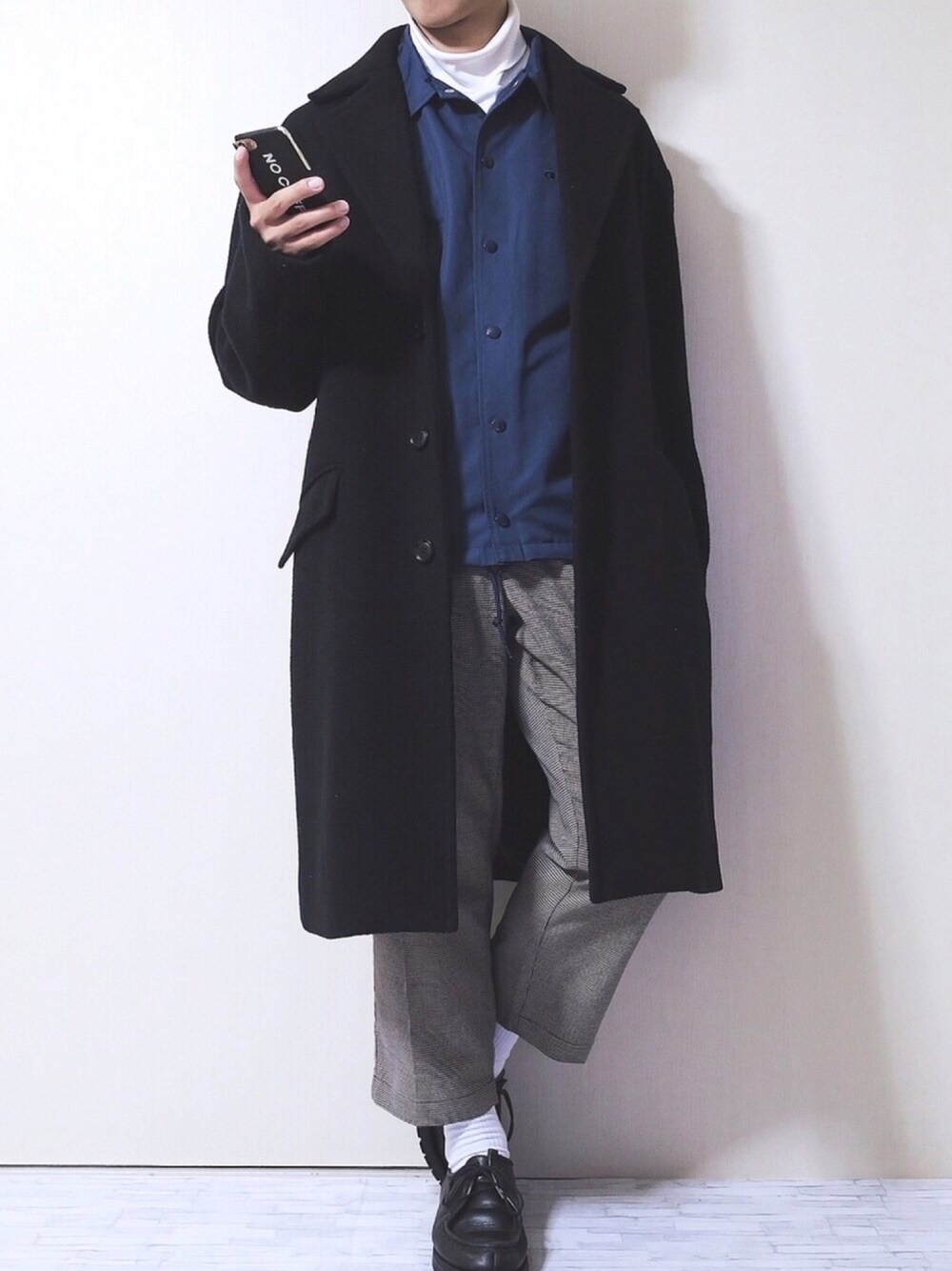 「ネイビー、チェスターコート、コーチジャケット、タートルネック、チェックパンツ、GLOBAL WORK、Champion、niko and ...、アウターONアウター、ビックシルエット」｜「GLOBAL WORKのメリノウールビッグコート/752429（チェスターコート、ブルー系）」を使った、ぜっきーさん（メンズ・166cm）の冬コーディネートの1枚目の写真