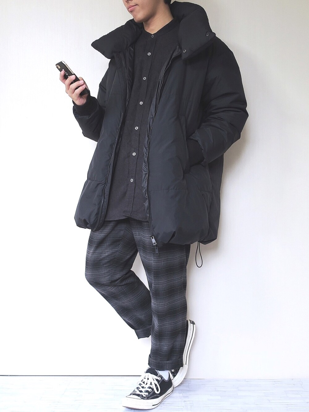 「オールブラック、黒、ダウンジャケット、ノーカラーシャツ、チェックパンツ、GLOBAL WORK、スニーカー、converse、オトナカジュアル、モノトーン」｜「GLOBAL WORKの【撥水】ミリタリーロングダウン/760385（ダウンジャケット/コート、ブラック系）」を使った、ぜっきーさん（メンズ・166cm）の冬コーディネートの1枚目の写真