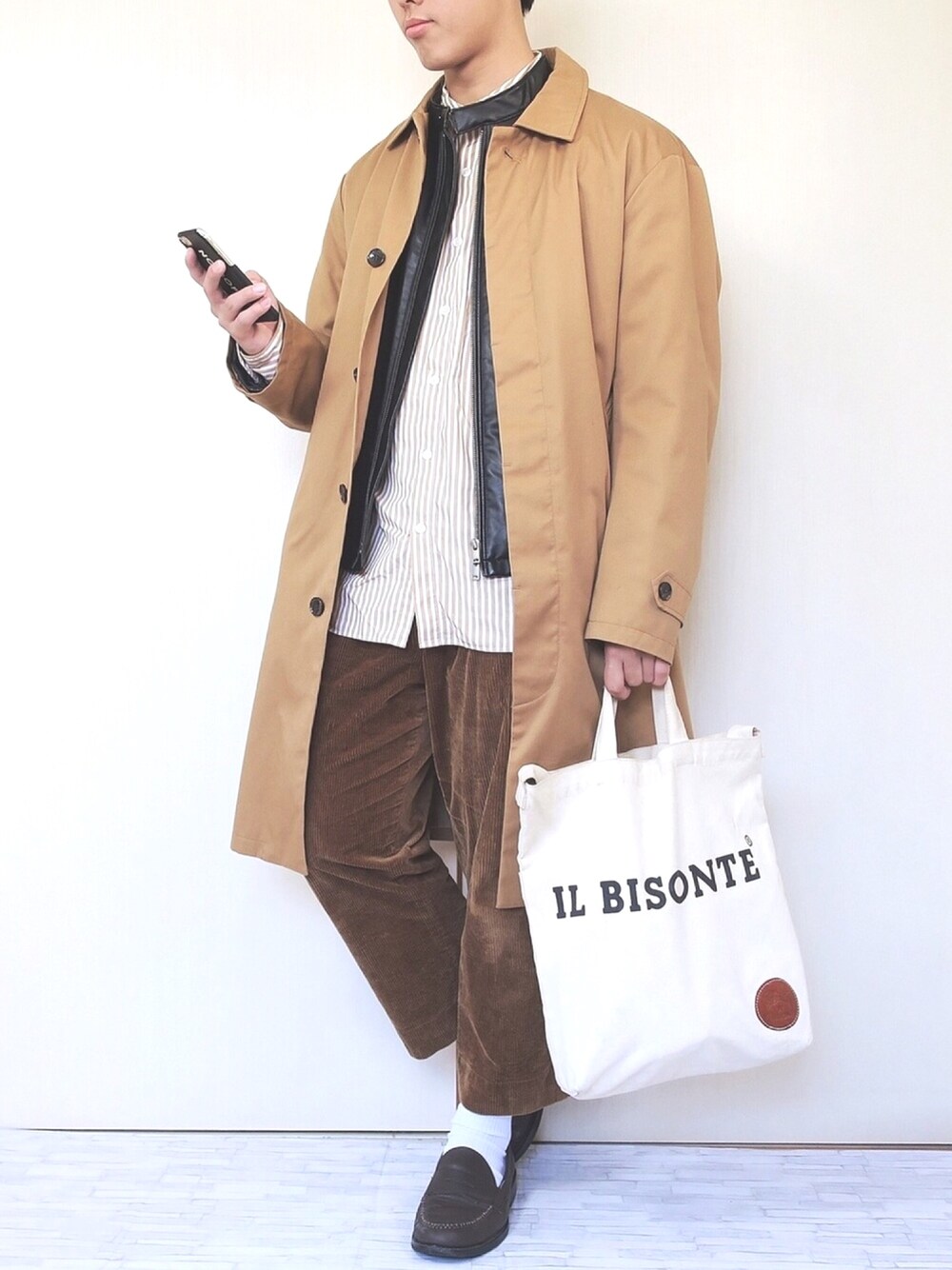 「ステンカラーコート、SEVENDAYS＝SUNDAY、ストライプシャツ、コーデュロイパンツ、ローファー、GLOBAL WORK、ライダースジャケット、UNIQLO、ベージュ、ブラウン」｜「UNIQLOのネオレザーシングルライダースジャケット（ブルゾン、ブラック系）」を使った、ぜっきーさん（メンズ・166cm）の冬コーディネートの1枚目の写真