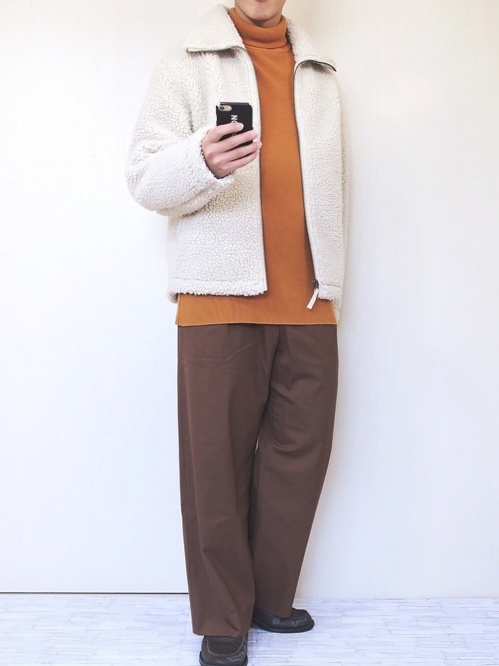 「ボアジャケット、UNIQLO、タートルネック、UNITED TOKYO、Adam et Rope'、ワイドパンツ、ローファー、GLOBAL WORK、冬コーデ、カジュアル」｜「ADAM ET ROPE'のCARREMAN ワイドスラックス（スラックス、ブラウン系）」を使った、ぜっきーさん（メンズ・166cm）の冬コーディネートの1枚目の写真