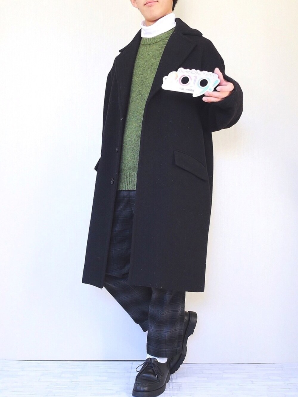 「チェスターコート、ニット、グリーン、タートルネック、チェックパンツ、GLOBAL WORK、プチプラ、革靴、ビックシルエット、ジェニックカラーニット」｜「GLOBAL WORKのカラーネップクルーニット/815012（ニット/セーター、グリーン系）」を使った、ぜっきーさん（メンズ・166cm）の冬コーディネートの1枚目の写真