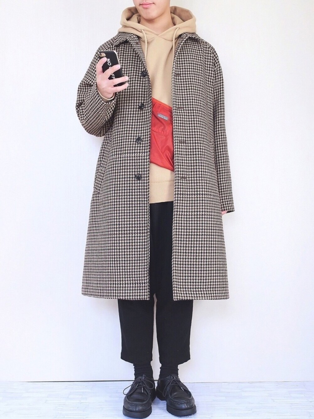 「初売りセールで買いました2019、ガンクラブチェック、チェックコート、coen、ベージュ、パーカー、GLOBAL WORK、HARE、革靴、サコッシュ」｜「coenのガンクラブチェックロングステンカラーコート（ステンカラーコート、ブラウン系）」を使った、ぜっきーさん（メンズ・166cm）の冬コーディネートの1枚目の写真