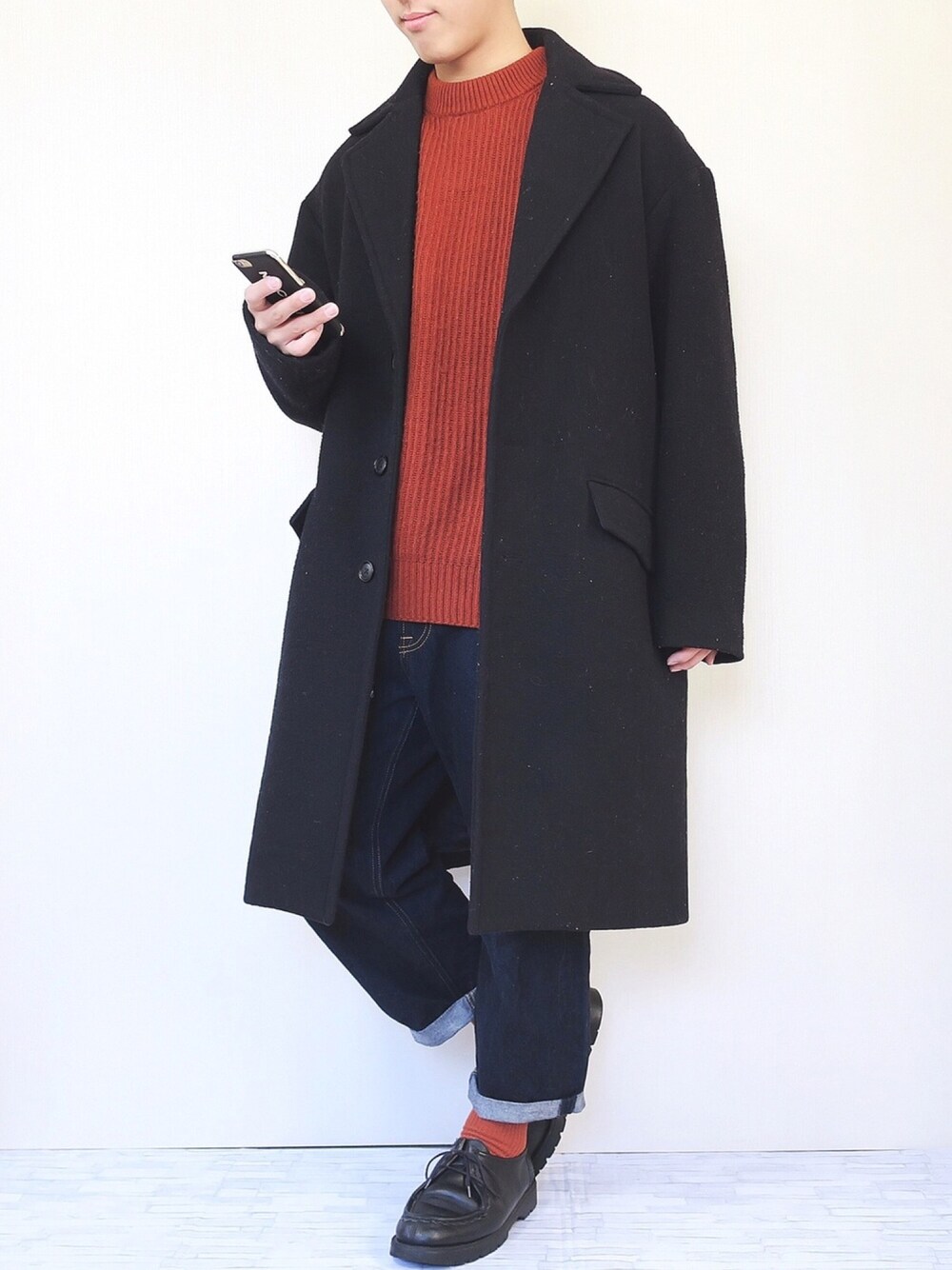 「ビックシルエット、ネイビー、チェスターコート、GLOBAL WORK、テラコッタ、ニット、デニム、GU、革靴、プチプラ」｜「GLOBAL WORKのメリノウールビッグコート/752429（チェスターコート、ブルー系）」を使った、ぜっきーさん（メンズ・166cm）の冬コーディネートの1枚目の写真