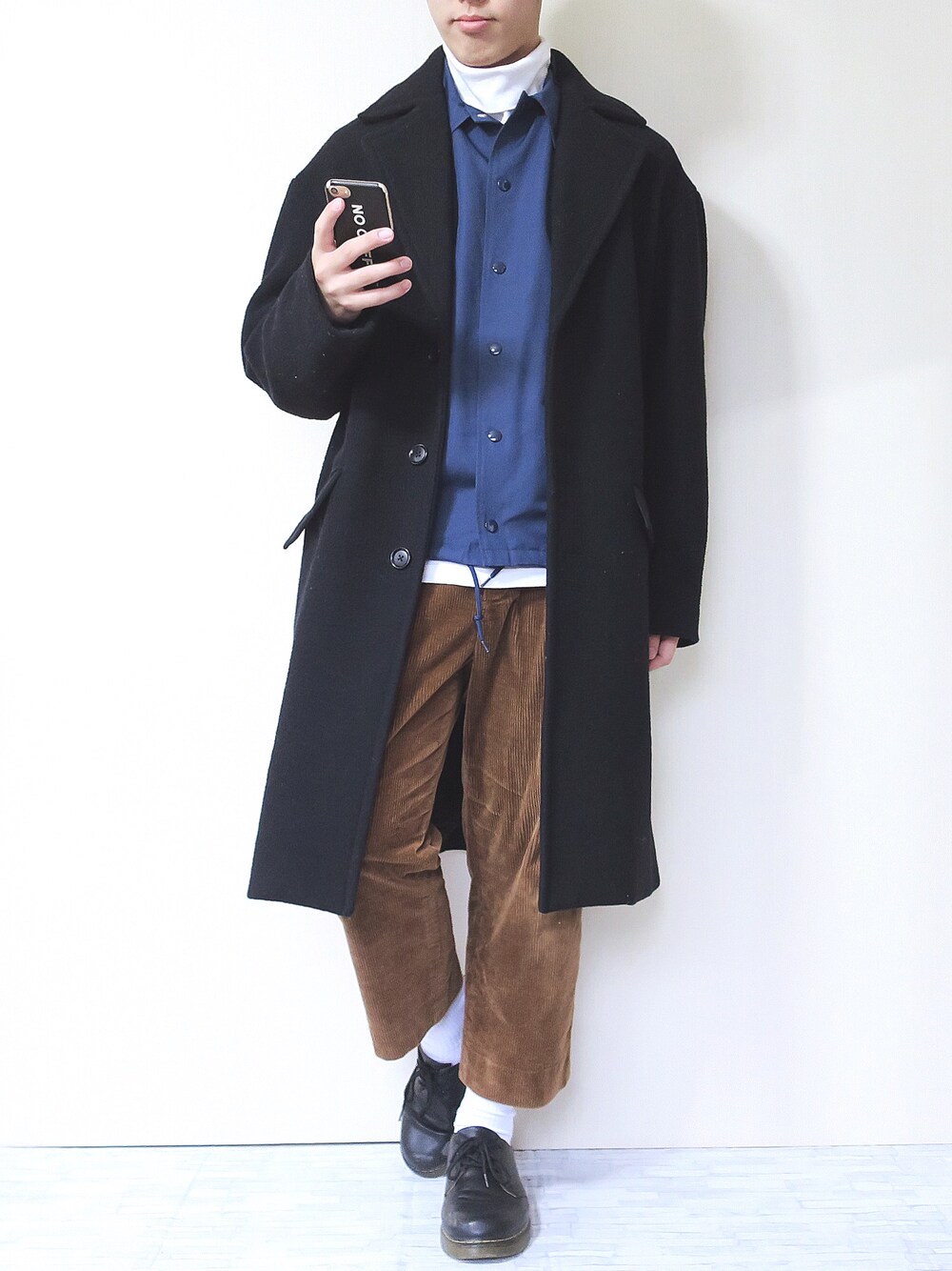 「お気に入りの服でデートに行こう、チェスターコート、コーデュロイパンツ、GLOBAL WORK、コーチジャケット、niko and ...、Champion、革靴、アウターONアウター」｜「GLOBAL WORKのメリノウールビッグコート/752429（チェスターコート、ブルー系）」を使った、ぜっきーさん（メンズ・166cm）の冬コーディネートの1枚目の写真