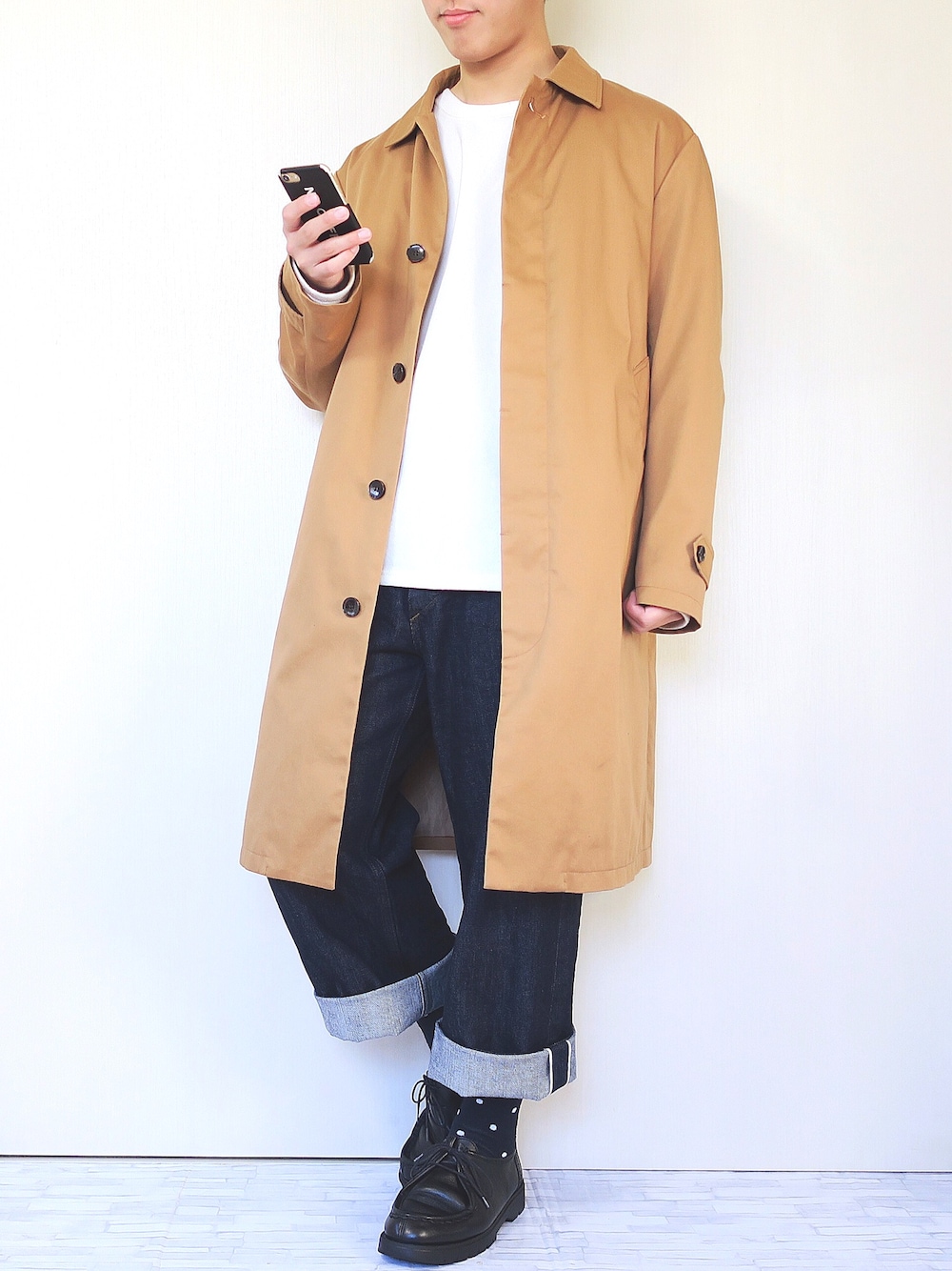「ベージュ、ステンカラーコート、SEVENDAYS＝SUNDAY、スウェット、CASPER JOHN、ワイドデニム、MHL.、革靴、春コーデ、ビックシルエット」｜「SEVENDAYS=SUNDAYのコットンツイル ステンカラーコート（ステンカラーコート、ベージュ系）」を使った、ぜっきーさん（メンズ・166cm）の冬コーディネートの1枚目の写真