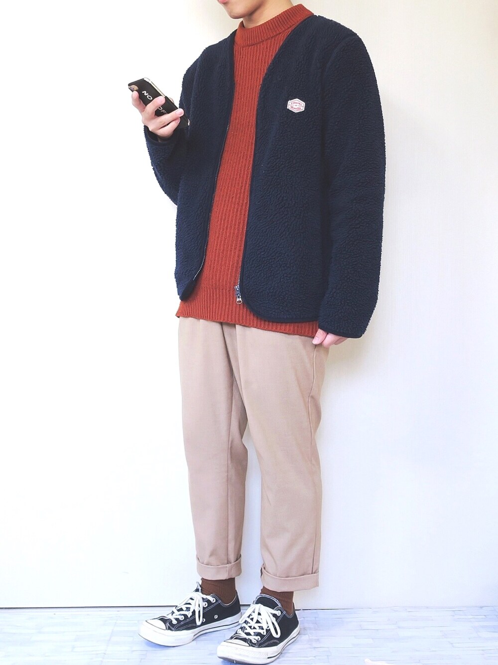 「ボアジャケット、フリークスストア、ニット、テラコッタ、GU、テーパードパンツ、ベージュ、GLOBAL WORK、converse、シンプル」｜「Vincent et MireilleのVincent et Mireille/バンソン エ ミレイユ 別注BOA CARDIGAN/ボアフリース カーディガン（ブルゾン、ブルー系）」を使った、ぜっきーさん（メンズ・166cm）の冬コーディネートの1枚目の写真
