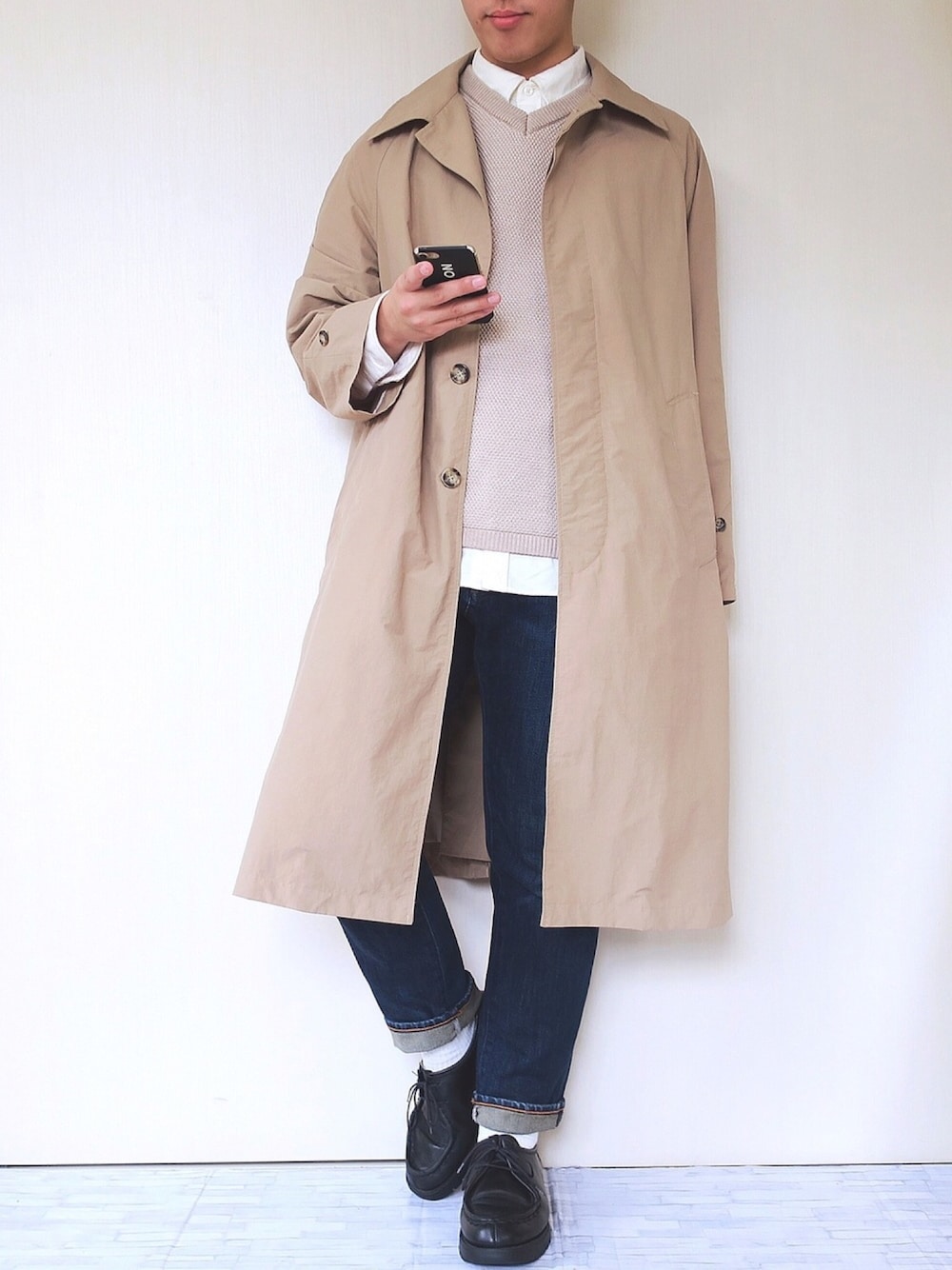 「ステンカラーコート、SLICK、ベージュ、ニットベスト、LIDnM、白シャツ、GLOBAL WORK、zozoデニム、革靴、シンプルコーデ」｜「SLICKの[SLICK/スリック] N/Cタッサーオーバーサイズコート（ステンカラーコート、ベージュ系）」を使った、ぜっきーさん（メンズ・166cm）の春コーディネートの1枚目の写真