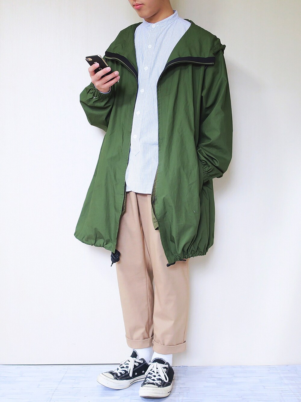 「モッズコート、カーキ、niko and ...、ストライプシャツ、Danton、テーパードパンツ、ベージュ、GLOBAL WORK、converse、春コーデ」｜「niko and...のフィールドパーカー（その他アウター、グリーン系）」を使った、ぜっきーさん（メンズ・166cm）の春コーディネートの1枚目の写真