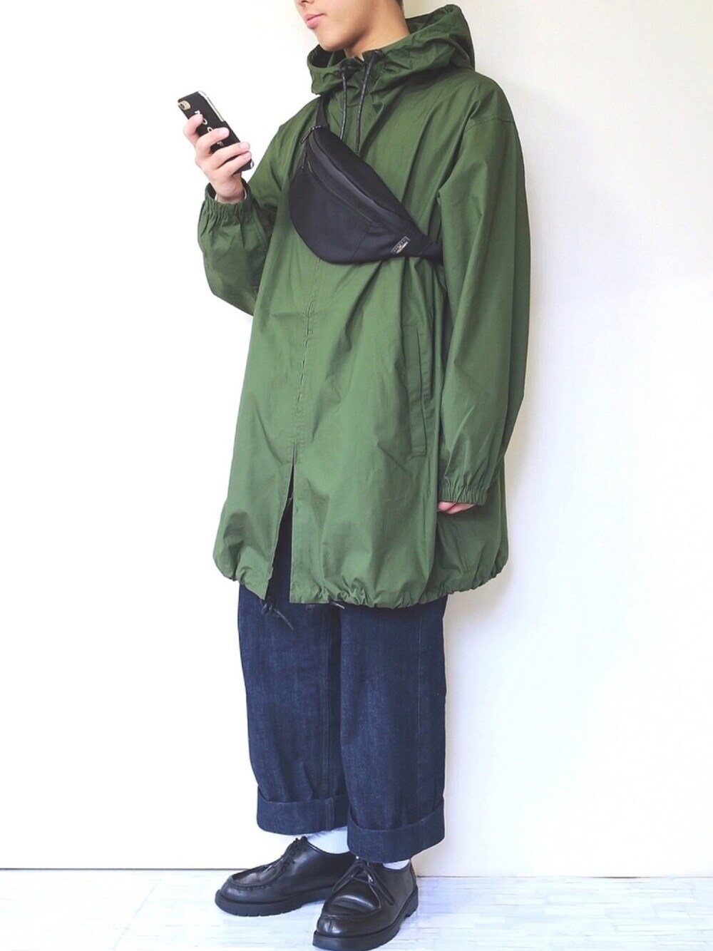 「モッズコート、カーキ、niko and ...、ワイドデニム、MHL.、革靴、KLEMAN、ボディバッグ、春、シンプルコーデ」｜「niko and...のフィールドパーカー（その他アウター、グリーン系）」を使った、ぜっきーさん（メンズ・166cm）の冬コーディネートの1枚目の写真