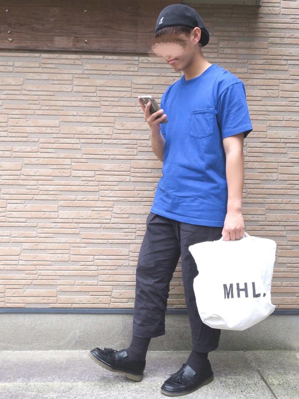 「KANGOL、niko and ...、Hanes、パックTシャツ、リネンパンツ、ローファー、MHL.、トートバッグ、きれいめカジュアル、お洒落さんとつながりたい」｜「KANGOLの【KANGOL】Tropic 504 Ventair/【カンゴール】トロピック 504 ベントエアー（ハンチング/ベレー帽、ブラック系）」を使った、ぜっきーさん（メンズ・166cm）の春コーディネートの1枚目の写真