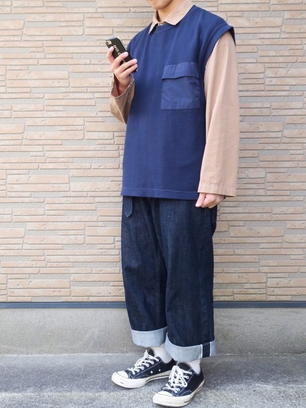 「ベージュ、カバーオール、ネイビー、ニットベスト、niko and ...、ワイドデニム、MHL.、converse、スニーカー、きれいめカジュアル」｜「niko and...のカラーステッチカバーオール（その他アウター、ベージュ系）」を使った、ぜっきーさん（メンズ・166cm）の春コーディネートの1枚目の写真