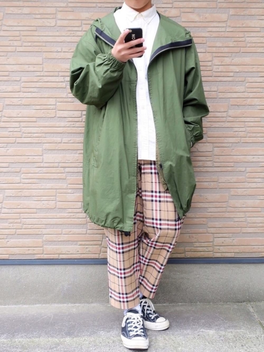 「平成最後のWEARISTAセンバツ、カーキ、モッズコート、niko and ...、白シャツ、GLOBAL WORK、チェックパンツ、SLICK、converse、きれいめカジュアル」｜「niko and...のフィールドパーカー（その他アウター、グリーン系）」を使った、ぜっきーさん（メンズ・166cm）の春コーディネートの1枚目の写真