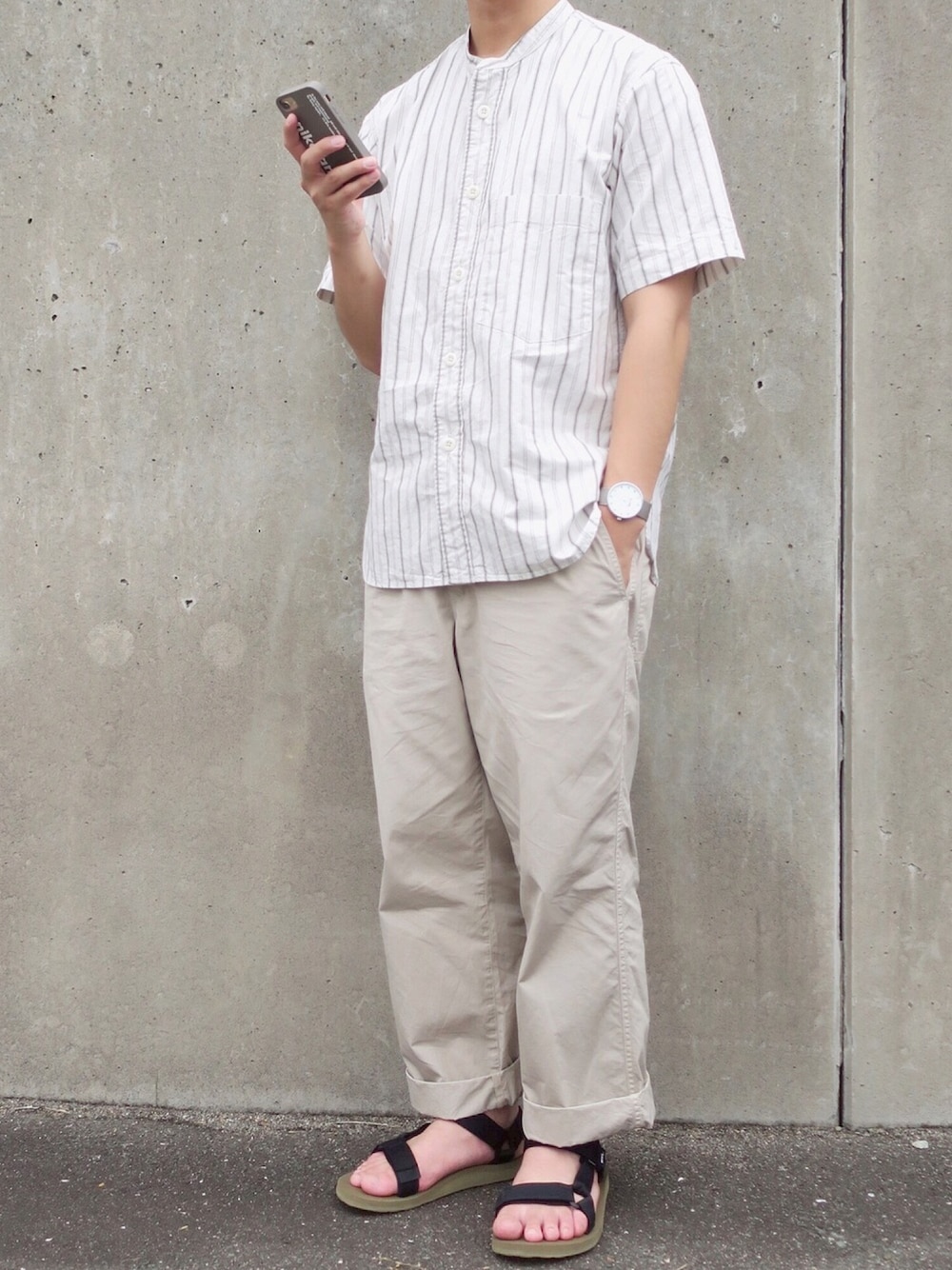 「ノーカラーシャツ、ストライプシャツ、柄シャツ、ベージュ、ワイドパンツ、サンダル、MHL.、teva、きれいめカジュアル、大人カジュアル」｜「MHL.のYARN DYE COTTON LINEN（シャツ/ブラウス、ベージュ系）」を使った、ぜっきーさん（メンズ・165cm）の夏コーディネートの1枚目の写真