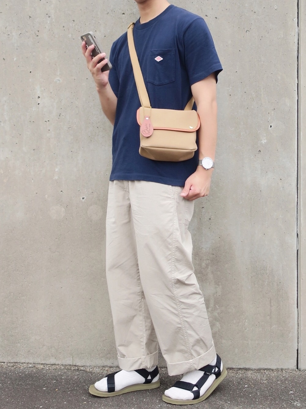 「夏だ！Tシャツ着よう！、Tシャツ、Danton、ワイドパンツ、MHL.、サンダル、teva、サンダルに靴下、BRADY、きれいめカジュアル」｜「MHL.のFINE COMPACT POPLIN（その他パンツ、ベージュ系）」を使った、ぜっきーさん（メンズ・165cm）の夏コーディネートの1枚目の写真
