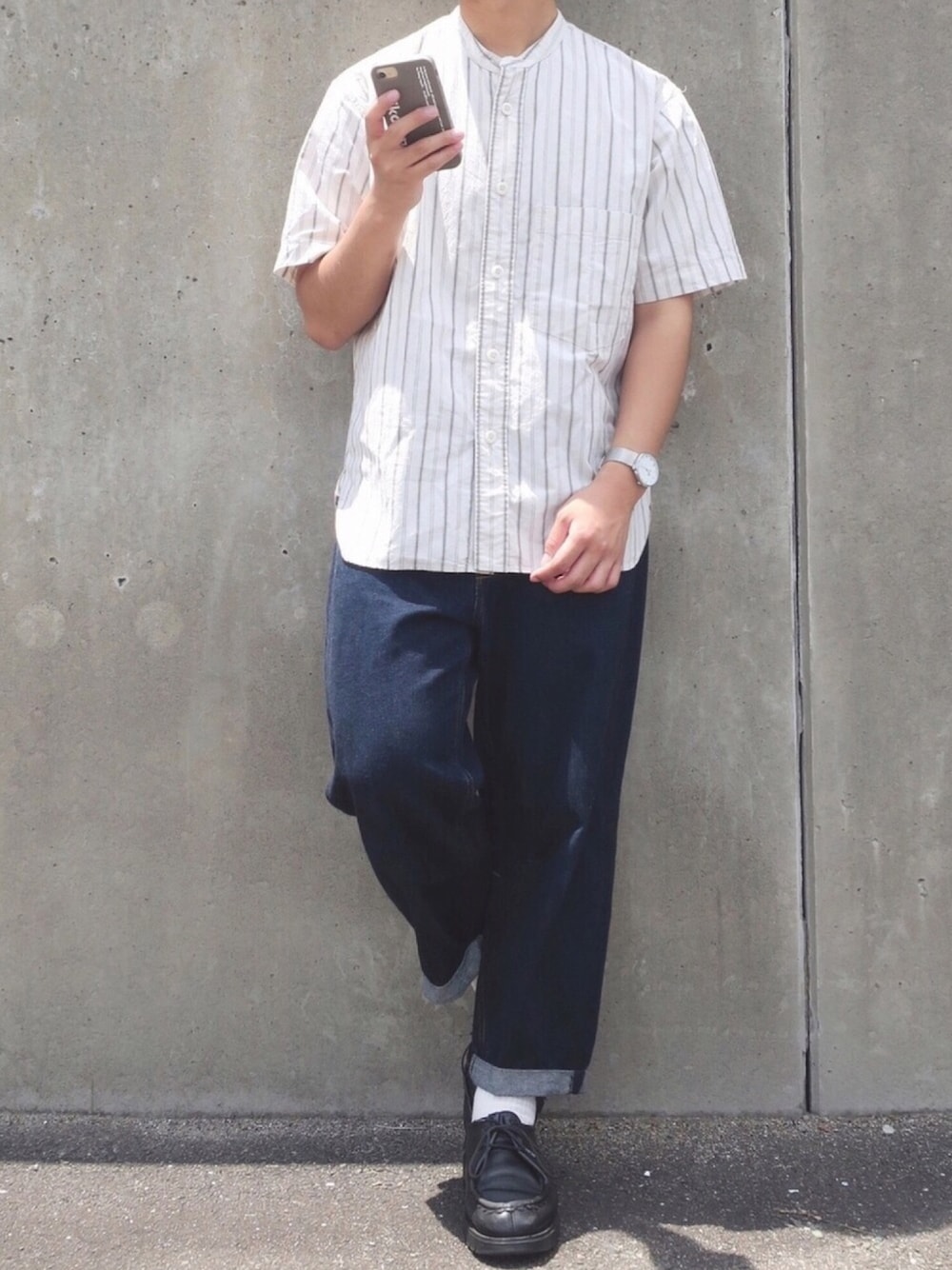 「ノーカラーシャツ、ストライプシャツ、MHL.、ワイドデニム、デニムパンツ、GU、革靴、KLEMAN、きれいめカジュアル、シンプルコーデ」｜「MHL.のYARN DYE COTTON LINEN（シャツ/ブラウス、ベージュ系）」を使った、ぜっきーさん（メンズ・166cm）の夏コーディネートの1枚目の写真