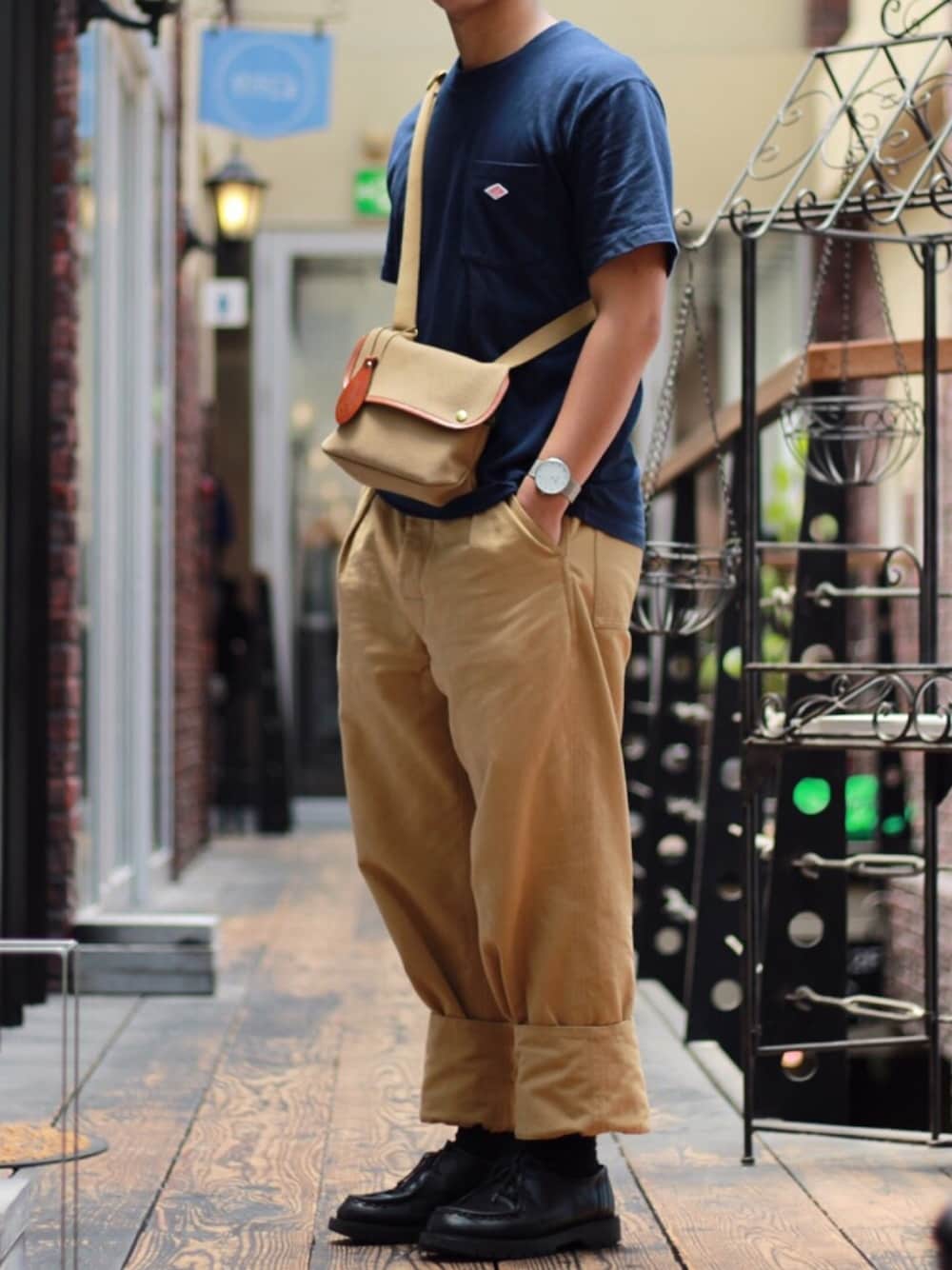 「Danton、Tシャツ、MHL.、チノパン、KLEMAN、革靴、BRADY、ショルダーバッグ、きれいめカジュアル、夏」｜「DANTONの▽DANTON/ダントン CREW NECK POCKET TEE SOLID/ポケット半袖Tシャツ 無地（Tシャツ/カットソー、ブルー系）」を使った、ぜっきーさん（メンズ・166cm）の夏コーディネートの1枚目の写真