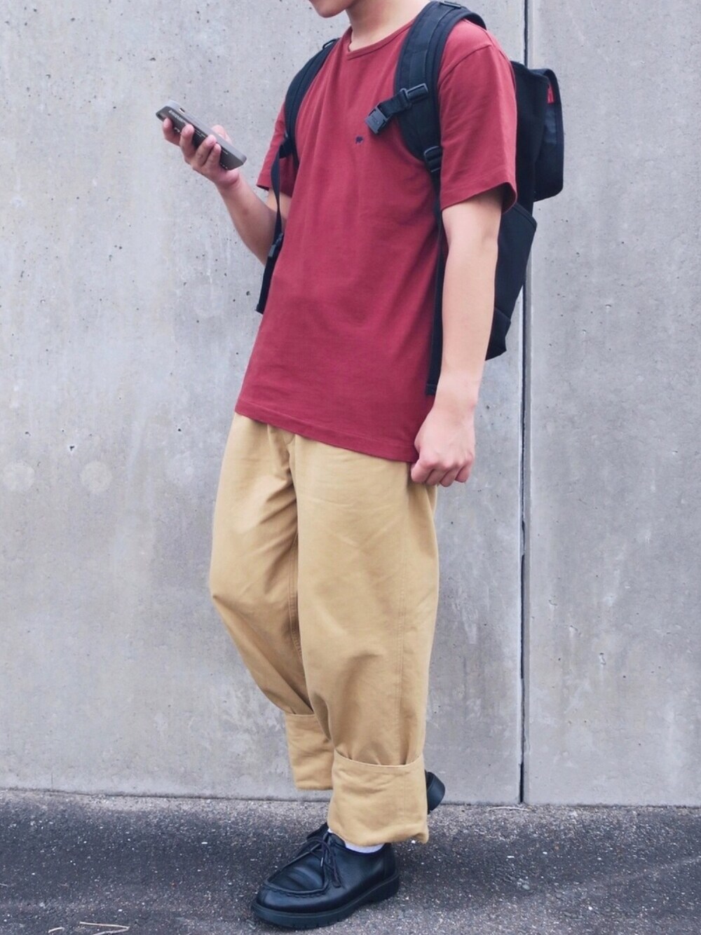 「Scye、URBAN RESEARCH、Tシャツ、MHL.、チノパン、KLEMAN、革靴、Manhattan Portage、バックパック、きれいめカジュアル」｜「MHL.のWASHED COTTON DRILL（その他パンツ、ベージュ系）」を使った、ぜっきーさん（メンズ・166cm）の夏コーディネートの1枚目の写真