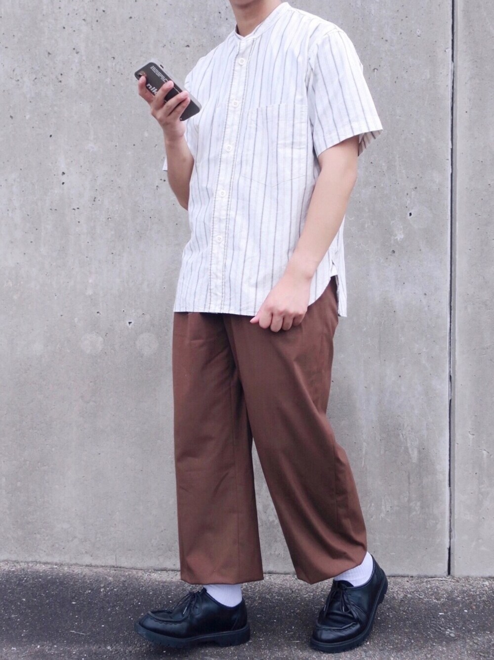 ベージュ系のシャツ/ブラウス、ブラウン系のスラックス、ブラック系のその他シューズを着用したメンズの夏コーディネートの1枚目の写真