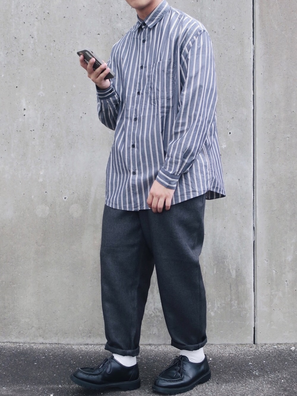 「ストライプシャツ、テーパードパンツ、niko and ...、革靴、KLEMAN、きれいめカジュアル、ネイビー、グレー、秋のコーデ、ゆるコーデ」｜「niko and...のワイドストライプシャツ（シャツ/ブラウス、ブルー系）」を使った、ぜっきーさん（メンズ・166cm）の秋コーディネートの1枚目の写真