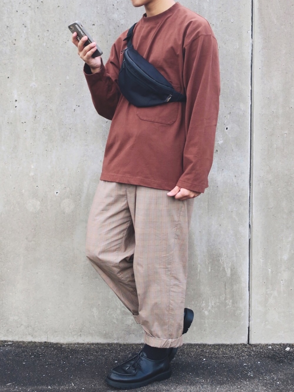 「ワントーンコーデ、モックネック、チェックパンツ、niko and ...、革靴、KLEMAN、ウエストバッグ、GU、きれいめカジュアル、秋のコーデ」｜「niko and...の度詰めモックネックロンＴ（Tシャツ/カットソー、ブラウン系）」を使った、ぜっきーさん（メンズ・166cm）の秋コーディネートの1枚目の写真
