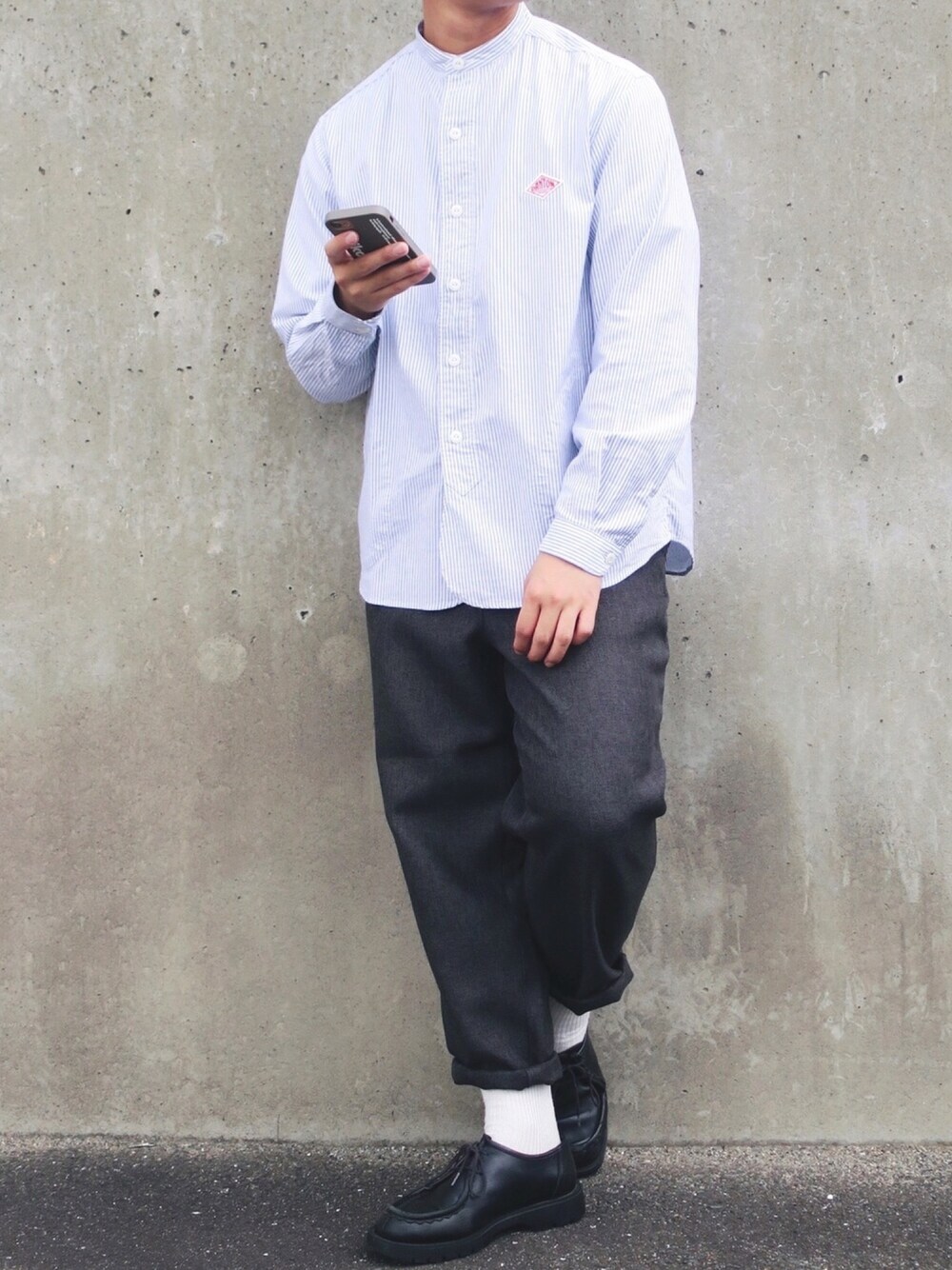 「Danton、ノーカラーシャツ、ストライプシャツ、niko and ...、テーパードパンツ、スラックス、KLEMAN、革靴、きれいめカジュアル、シンプル」｜「DANTONの[DANTON/ダントン] バンドカラーシャツ（シャツ/ブラウス、ブルー系）」を使った、ぜっきーさん（メンズ・166cm）の秋コーディネートの1枚目の写真