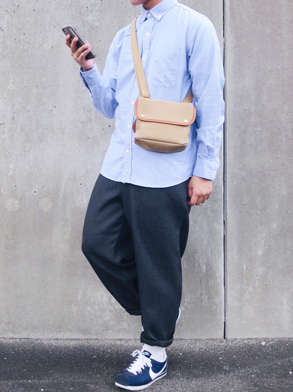 ブルー系のシャツ/ブラウス、グレー系のその他パンツ、ブルー系のスニーカーを着用したメンズの秋コーディネートの1枚目の写真
