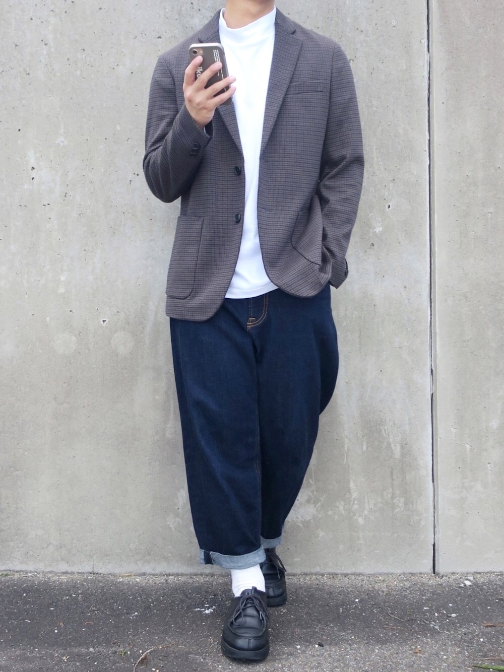 「ジャケパン、テーラードジャケット、チェックジャケット、UNIQLO、モックネック、ワイドデニム、GU、革靴、KLEMAN、きれいめカジュアル」｜「UNIQLOのコンフォートジャケット（ガンクラブチェック・袖丈着丈短め）（その他アウター、ブラウン系）」を使った、ぜっきーさん（メンズ・166cm）の秋コーディネートの1枚目の写真