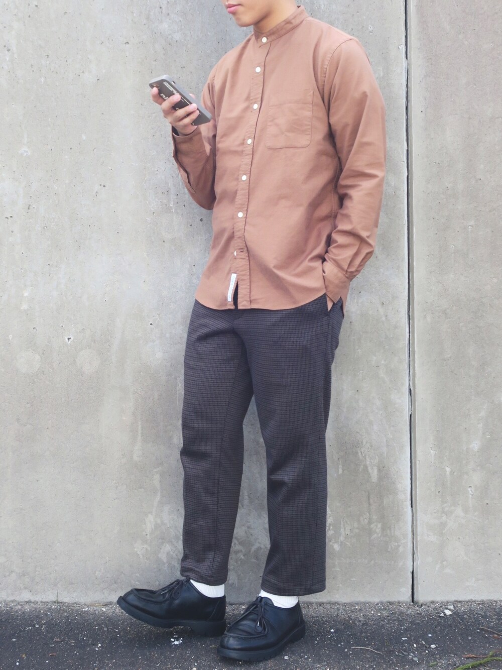 ブラウン系のシャツ/ブラウス、ブラウン系のその他パンツ、ブラック系のその他シューズを着用したメンズの秋コーディネートの1枚目の写真