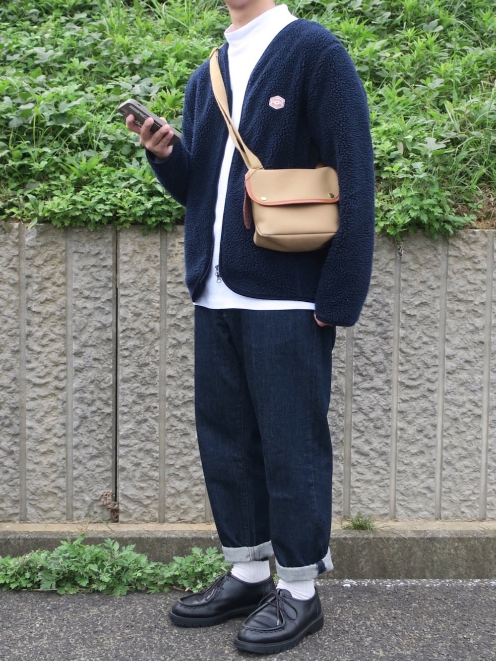 「ボアジャケット、VINCENT ET MIREILLE、モックネック、GU、ワイドデニム、UNIQLO、革靴、KLEMAN、BRADY、きれいめカジュアル」｜「Vincent et MireilleのVincent et Mireille/バンソン エ ミレイユ 別注BOA CARDIGAN/ボアフリース カーディガン（ブルゾン、ブルー系）」を使った、ぜっきーさん（メンズ・166cm）の秋コーディネートの1枚目の写真