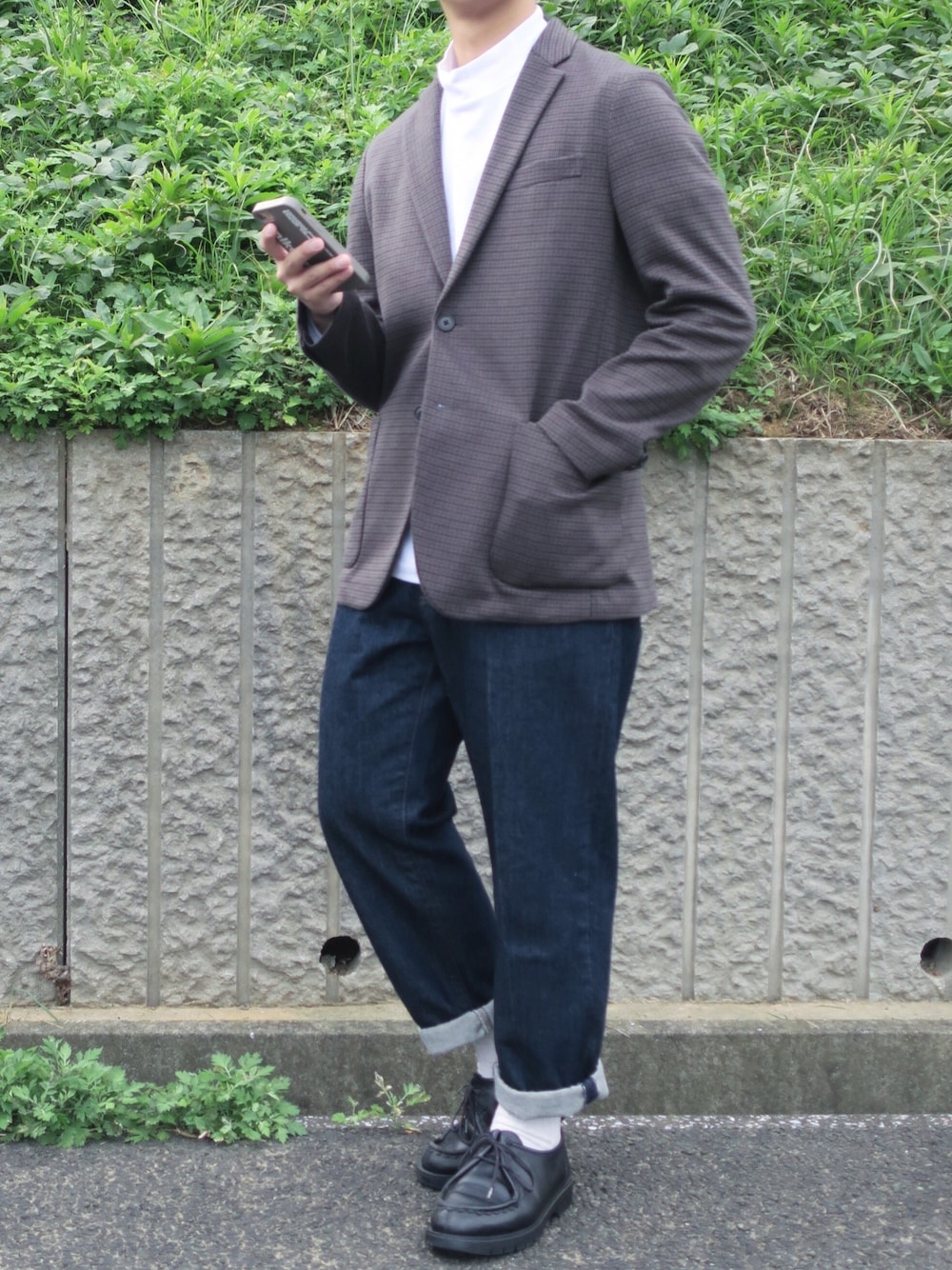 「テーラードジャケット、テーパードデニム、ワイドデニム、UNIQLO、モックネック、GU、革靴、KLEMAN、きれいめカジュアル、ジャケパン」｜「UNIQLOのコンフォートジャケット（ガンクラブチェック・袖丈着丈短め）（その他アウター、ブラウン系）」を使った、ぜっきーさん（メンズ・166cm）の秋コーディネートの1枚目の写真