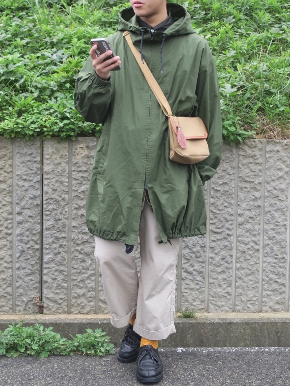 「モッズコート、niko and ...、ボタンダウンシャツ、無印良品、ワイドパンツ、MHL.、革靴、kleman padror、BRADY、きれいめカジュアル」｜「niko and...のフィールドパーカー（その他アウター、グリーン系）」を使った、ぜっきーさん（メンズ・166cm）の秋コーディネートの1枚目の写真