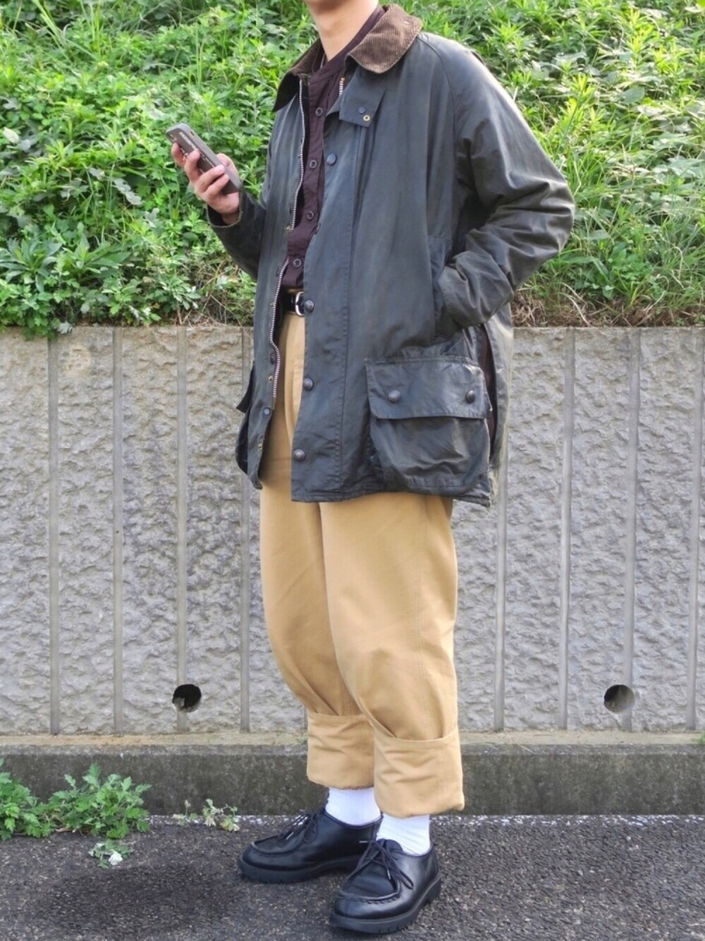 「barbour、ブルゾン、タックイン、ノーカラーシャツ、ワイドパンツ、テーパードパンツ、MHL.、革靴、KLEMAN、きれいめカジュアル」｜「MHL.のWASHED COTTON DRILL（その他パンツ、ベージュ系）」を使った、ぜっきーさん（メンズ・166cm）の秋コーディネートの1枚目の写真