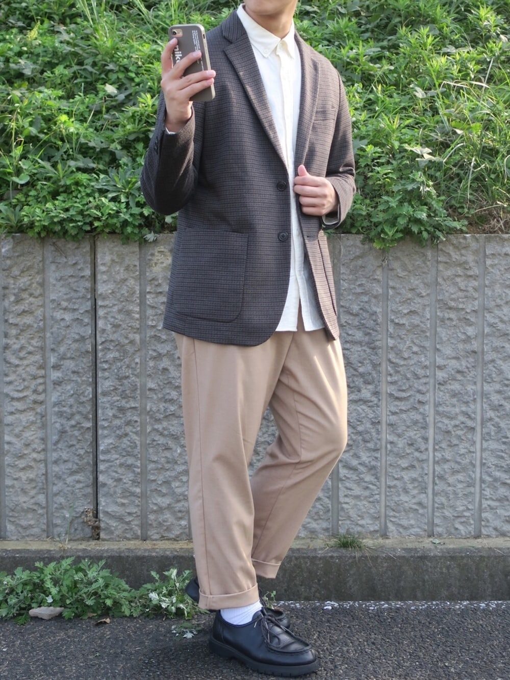 「テーラードジャケット、チェック、UNIQLO、白シャツ、テーパードパンツ、GLOBAL WORK、KLEMAN、革靴、キレイめ、きれいめカジュアル」｜「UNIQLOのコンフォートジャケット（ガンクラブチェック・袖丈着丈短め）（その他アウター、ブラウン系）」を使った、ぜっきーさん（メンズ・166cm）の秋コーディネートの1枚目の写真