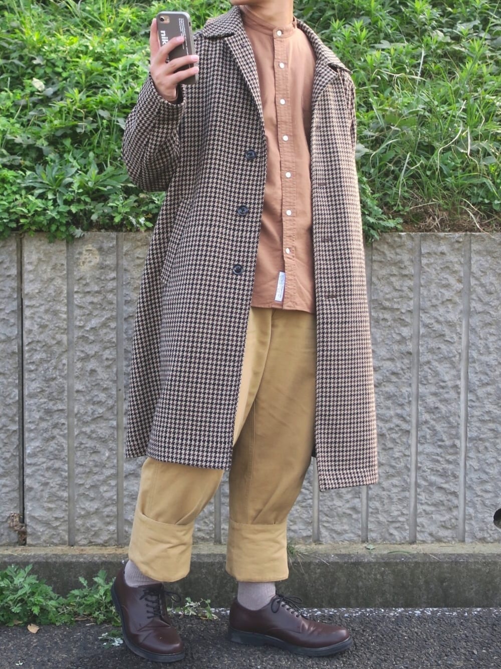 「ステンカラーコート、チェック、coen、ノーカラーシャツ、革靴、GLOBAL WORK、ワイドパンツ、テーパードパンツ、MHL.、きれいめカジュアル」｜「coenのガンクラブチェックロングステンカラーコート（ステンカラーコート、ブラウン系）」を使った、ぜっきーさん（メンズ・166cm）の秋コーディネートの1枚目の写真