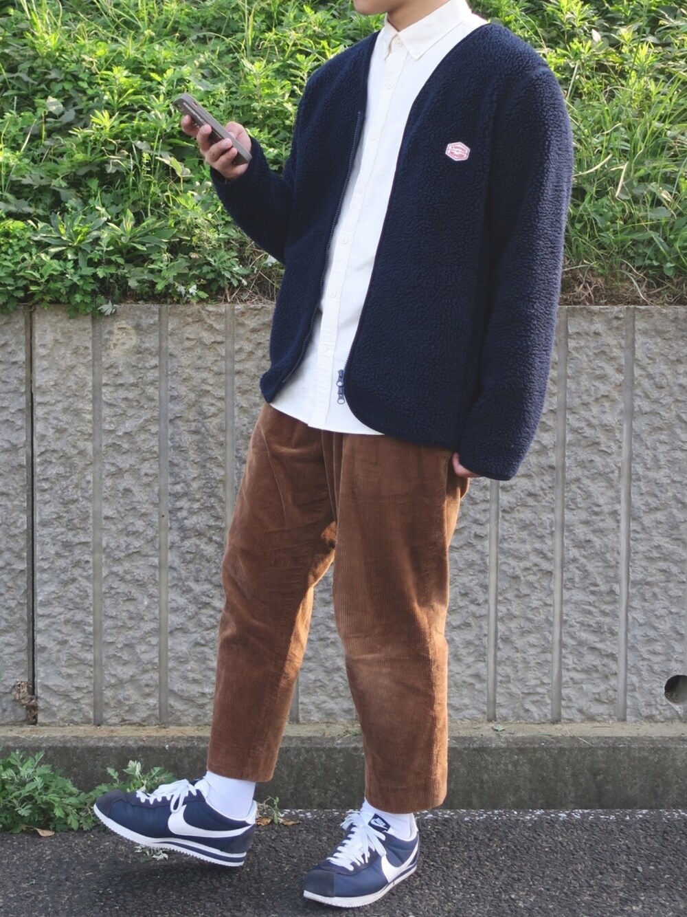 「やっぱりストリートが好き、ボア、ボアジャケット、VINCENT ET MIREILLE、白シャツ、コーデュロイパンツ、GLOBAL WORK、NIKE、スニーカー、秋冬コーデ」｜「GLOBAL WORKのストレッチコーデュロイワイドパンツ（その他パンツ、ブラウン系）」を使った、ぜっきーさん（メンズ・166cm）の秋コーディネートの1枚目の写真
