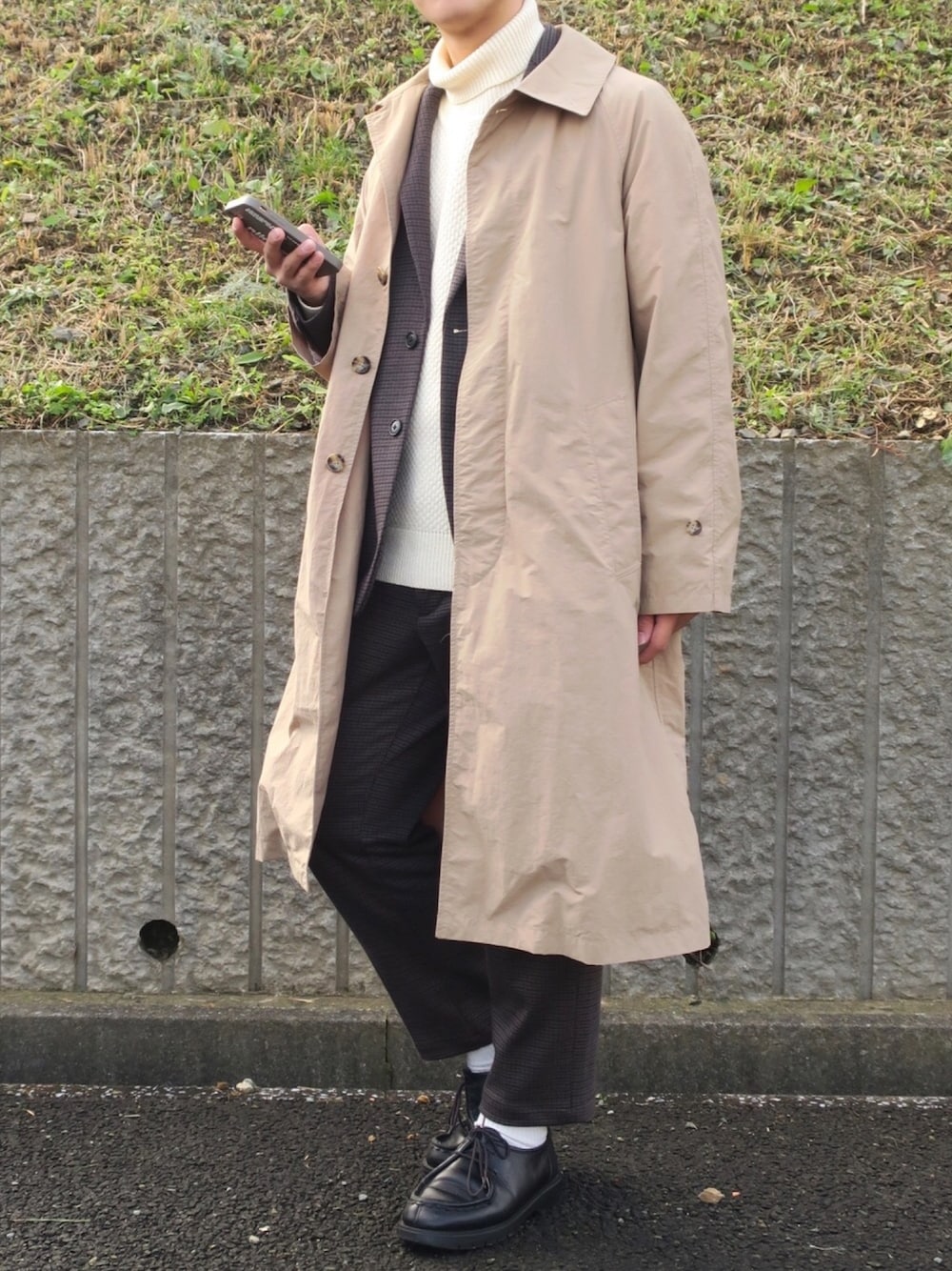「ステンカラーコート、SLICK、セットアップ、チェック、テーラードジャケット、テーパードパンツ、タートルネックニット、UNIQLO、革靴、KLEMAN」｜「UNIQLOのミドルゲージタートルネックセーター（長袖）（ニット/セーター、ホワイト系）」を使った、ぜっきーさん（メンズ・166cm）の秋コーディネートの1枚目の写真