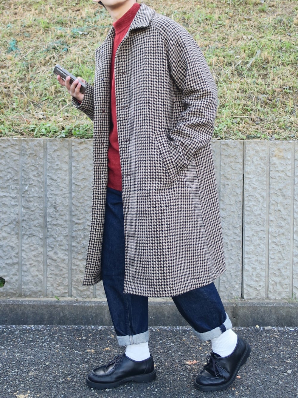 「ステンカラーコート、チェックコート、coen、ニット、niko and ...、テーパードデニム、UNIQLO、革靴、KLEMAN、きれいめカジュアル」｜「UNIQLOのレギュラーフィットテーパードジーンズ（デニムパンツ、ブルー系）」を使った、ぜっきーさん（メンズ・166cm）の秋コーディネートの1枚目の写真